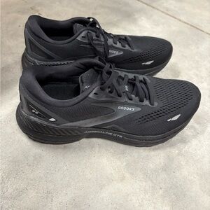 W Brooks Adrenaline 23